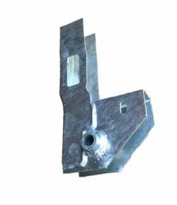 R/H DOOR PILLAR BOTTOM BRKT SERIES 2,2A,3 DEFENDER GALVANISED