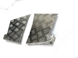 DEFENDER 90" CHEQUER PLATE REAR WING CORNERS