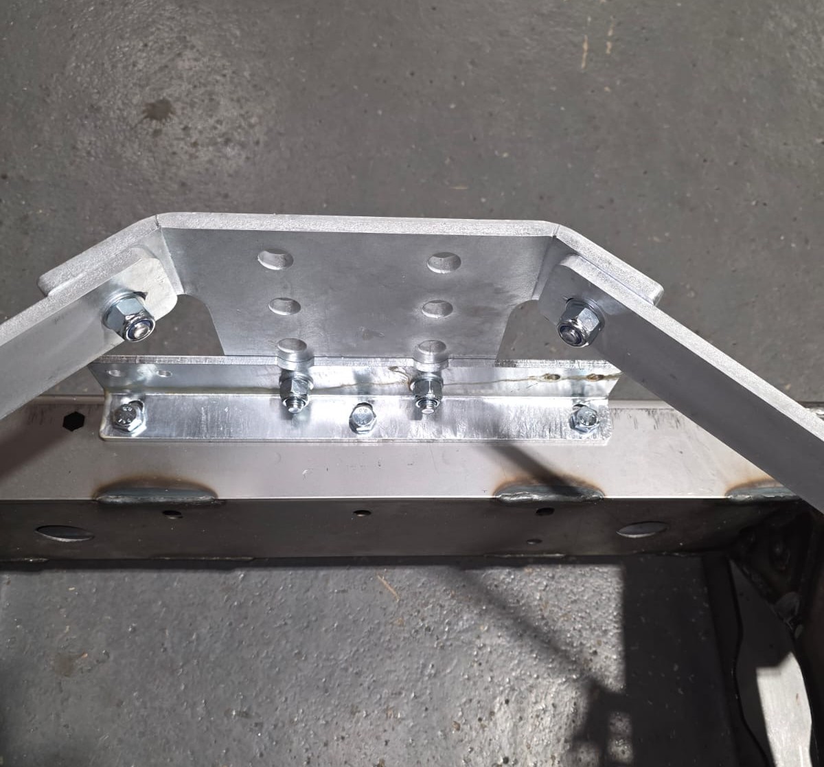 Defender 90 TD5 & Puma/TDCi Tow Bar Assembly Galvanised - Image 2