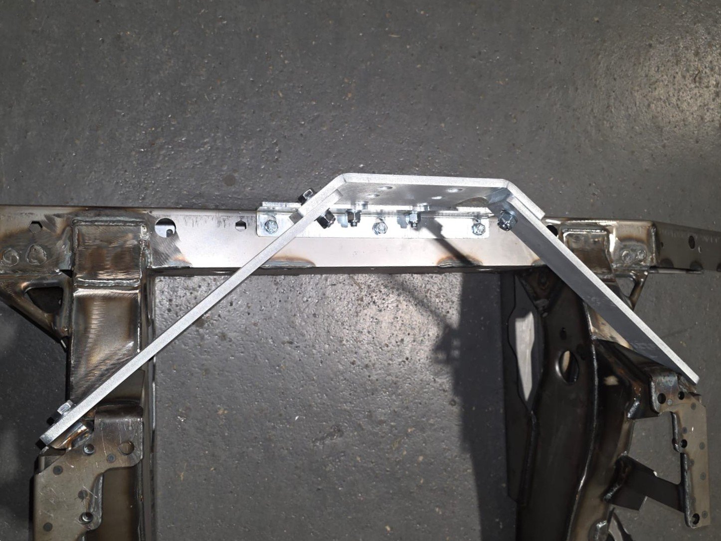 Defender 90 TD5 & Puma/TDCi Tow Bar Assembly Galvanised - Image 4