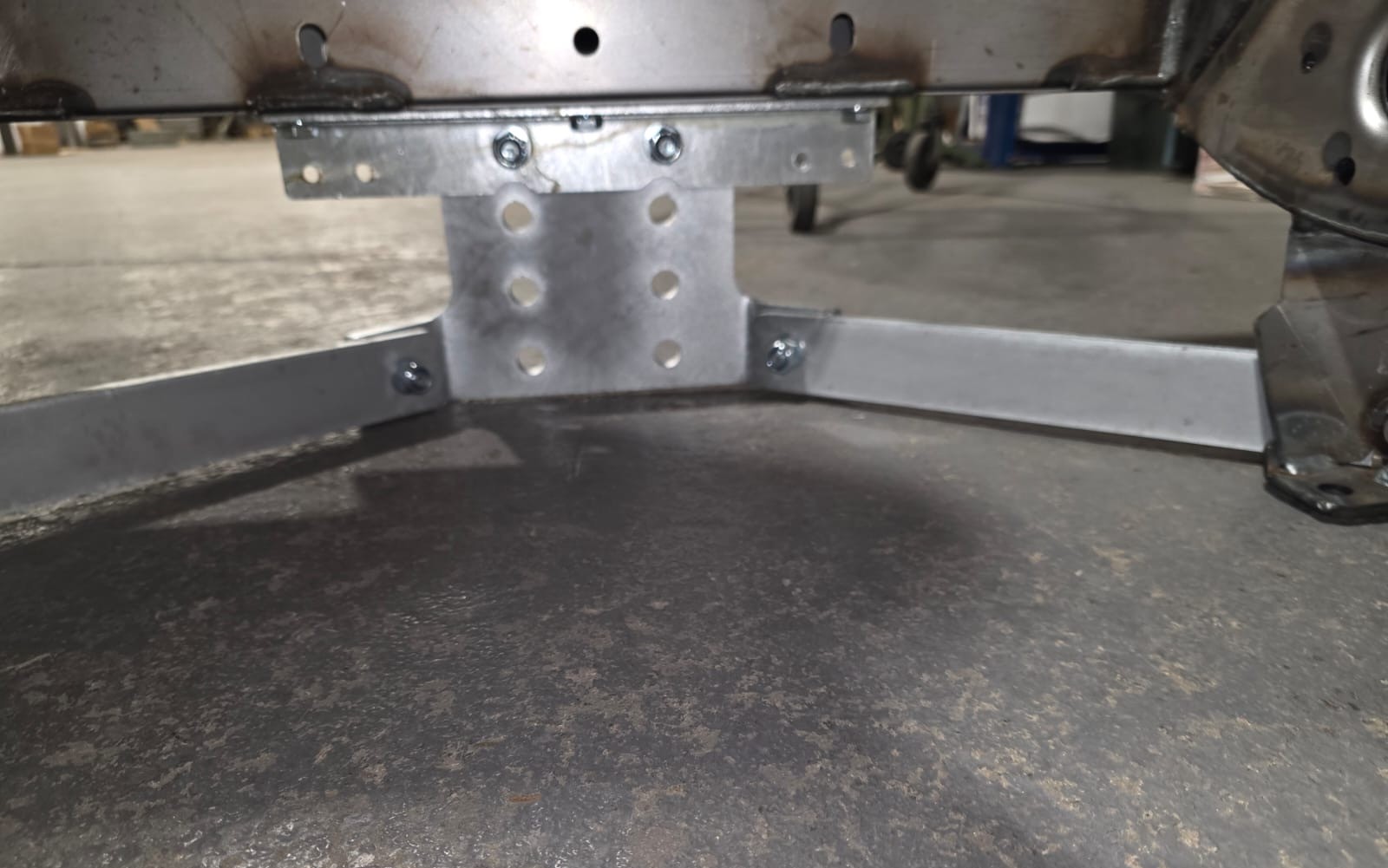 Defender 90 TD5 & Puma/TDCi Tow Bar Assembly Galvanised - Image 5