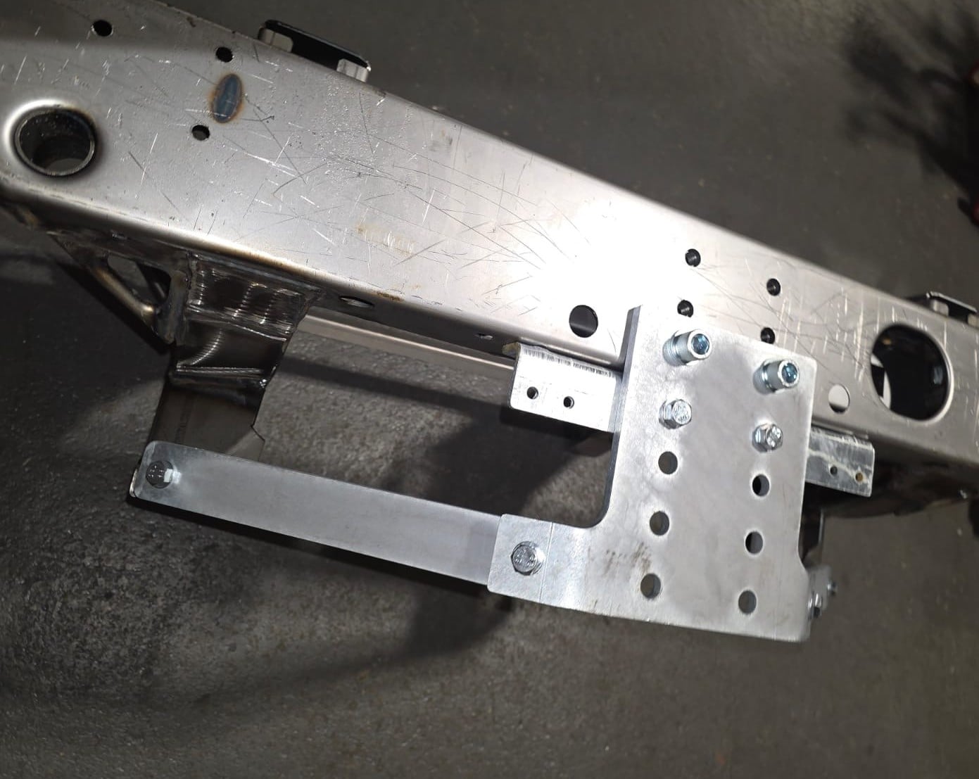 Defender 90 TD5 & Puma/TDCi Tow Bar Assembly Galvanised - Image 7