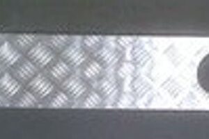 Td5 Chequer Plate Rear Cross Member Cover LR638
